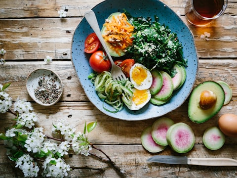 Easy keto meal prep bowl with egg and greens